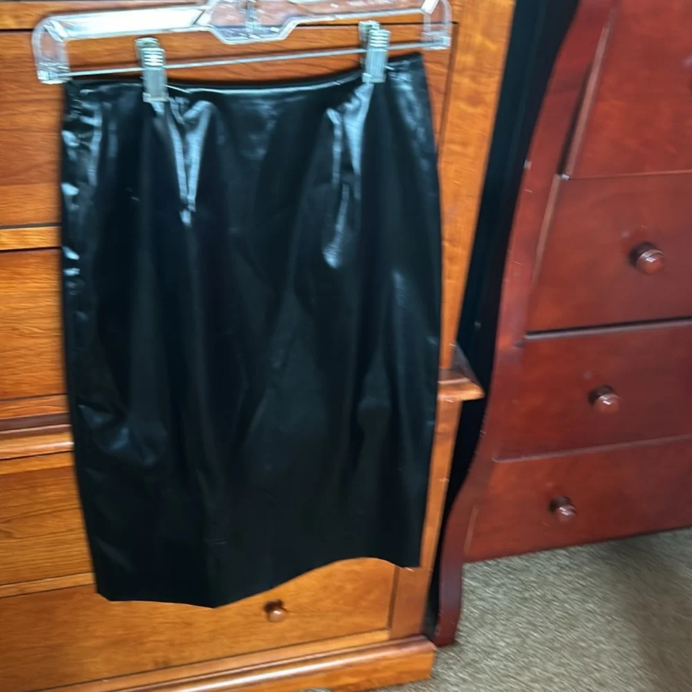 Dolce and Gabbana faux leather midi skirt never been worn - Picture 2 of 4